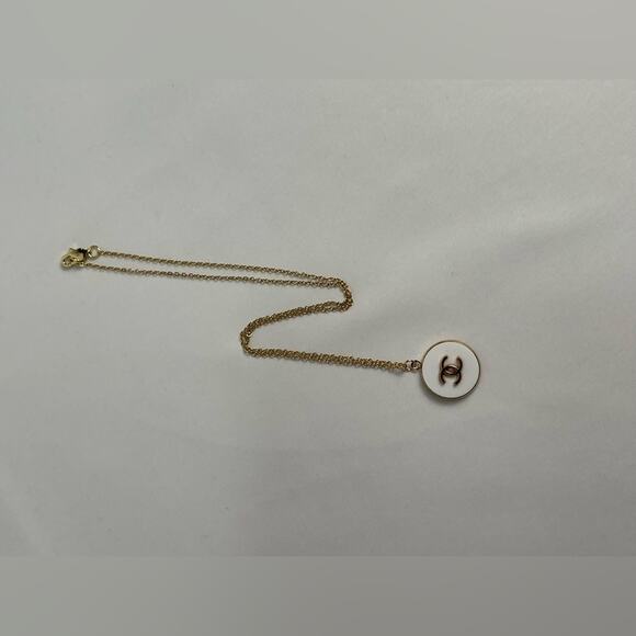 White Chanel button gold CC - Picture 6 of 12